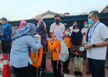 MOHAMAD Dziauddin Mat Saad (kanan) ketika turun padang pada sesi Kunjungan Pemantauan Kesediaan Sekolah Menguruskan Warga Sekolah Menghadapi Jerebu di SK Bukit Gelugor, Pulau Pinang, hari ini.