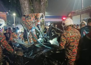BEBERAPA anggota bomba bertungkus-lumus untuk mengeluarkan mangsa yang tersepit dalam kemalangan membabitkan tiga buah kereta dan seorang pejalan kaki berhampiran Masjid Jalan Baru, Taman Pauh, Perai, Pulau Pinang.-IHSAN JBPM PULAU PINANG