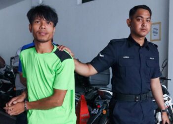 AUNG Phyo Win (kiri) mengaku tidak bersalah ketika dihadapkan ke Mahkamah Sesyen George Town, Pulau Pinang hari ini atas pertuduhan melakukan amang seksual fizikal terhadap seorang kanak-kanak lelaki warga Australia berusia tiga tahun, minggu lepas.-UTUSAN/DANIAL SAAD