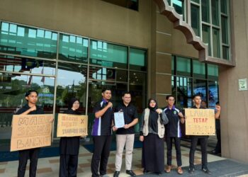 MUHAMMAD Nasrul menyerahkan memorandum tuntutan kepada wakil dari Kementerian Pendidikan Tinggi di Putrajaya.