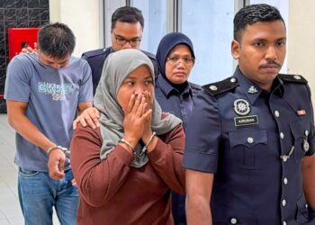 MOHAMAD Zahir Saad (kiri) dan Nor Wahidah Mohamad Radzuan (dua dari kiri) mengaku tidak bersalah atas pertuduhan menyamun seorang wanita sehingga mendatangkan kecederaan ketika dihadapkan ke Mahkamah Sesyen Butterworth, Pulau Pinang hari ini.-UTUSAN/DANIAL SAAD