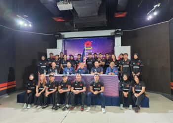 Majlis penyerahan bendera negara kepada pasukan ragbi 7s lelaki dan wanita yang akan menggalas cabaran negara di Suzhou, China. Turut hadir, Presiden Ragbi Malaysia (MR), Amir Amri Mohamad. - MR
