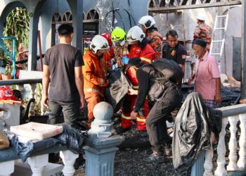 ANGGOTA bomba mengeluarkan jenazah Amirul Fahmi Wan Jusoh dan Rehan Yusuf yang maut dalam kebakaran di Kampung Tok Jembal, Kuala Nerus, Terengganu, semalam.– UTUSAN/PUQTRA HAIRRY