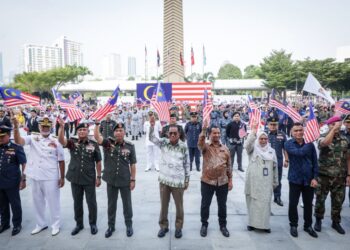 MOHAMED Khaled Nordin ketika merasmikan Majlis Peluncuran Bulan Kebangsaan dan Kibarkan Jalur Gemilang Peringkat Kementerian Pertahanan di Wisma Pertahanan, hari ini.-UTUSAN/MUHAMAD IQBAL ROSLI