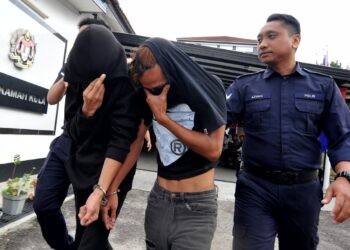 DUA orang mekanik, Mohamad Riduan Abd. Ghani (kiri) dan Muhamad Aiman Izzuddin Sukri tidak mengaku salah atas pertuduhan berlumba secara haram ketika dihadapkan ke Mahkamah Majistret Kulai. UTUSAN/RAJA JAAFAR ALI