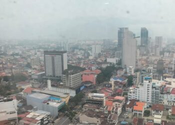 GAMBAR pemandangan sekitar kawasan pusat bandar raya George Town, Pulau Pinang dari bangunan Komtar yang diambil kira-kira pukul 1 petang tadi.-UTUSAN/SAFINA RAMLI