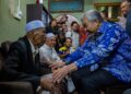 AHMAD Zahid Hamidi menziarah Hashim Jasin di kediaman Mursyidul Am Pas itu di Sanglang, Perlis, baru-baru ini.
