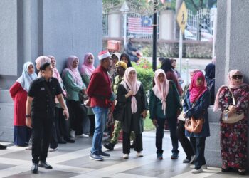 Sebahagian penyokong Ismail Sabri Yaakob hadir seawal jam 8 pagi bagi memberi sokongan terhadap perbicaraan pertuduhan yang dihadapi di Kompleks Mahkamah Kuala Lumpur.-UTUSAN/AMIR KHALID