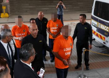 BEKAS Pengerusi TH yang juga seorang ahli politik dan bekas Ketua Setiausaha Perbendaharaan tiba di Mahkamah Putrajaya. - UTUSAN/FAISOL MUSTAFA