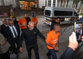 BEKAS Pengerusi TH yang juga seorang ahli politik dan bekas Ketua Setiausaha Perbendaharaan ketika tiba di Mahkamah Putrajaya. - UTUSAN/FAISOL MUSTAFA
