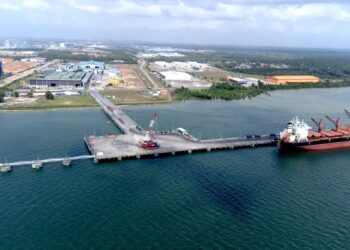 LAPORAN 18 muka surat disediakan Maritime Network Sdn. Bhd. bertarikh 24 Ogos mendakwa dua penghantaran Atlanta Crude berjumlah hampir 77,000 tan metrik telah dipunggah ke beberapa tangki yang mempunyai inventori sedia ada sebelum kargo berkenaan dimasukkan. -GAMBAR HIASAN