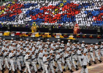 SERAMAI 1,500 murid berjaya dibentuk menjadi pasukan 'grafik manusia' bagi memeriahkan Sambutan Hari Kebangsaan 2026 di Dataran Putrajaya. - UTUSAN/FAISOL MUSTAFA