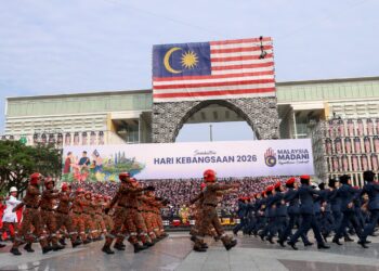 JBPM menyertai perarakan sambutan Hari Kebangsaan 2026 di Putrajaya. - UTUSAN/FAISOL MUSTAFA