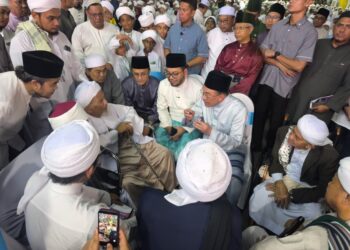 ANWAR Ibrahim (duduk, dua dari kanan) ketika menghadiri Majlis Maulid Akbar Permatang Pauh di Masjid Tengah, Jalan Berapit, Bukit Mertajam, Pulau Pinang malam ini.