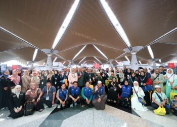 PARA jemaah yang akan berangkat ke Tanah Suci pada pelepasan kumpulan umrah Andalusia Pakej Mesra Hari 9H7M penerbangan Malaysia Airlines di KLIA Terminal 1, Sepang. - UTUSAN/FAISOL MUSTAFA
