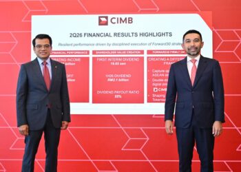 KETUA Pegawai Eksekutif Kumpulan CIMB, Novan Amirudin (kanan) dan Ketua Pegawai Kewangan & Strategi Kumpulan CIMB Group, Khairul Rifaie (kiri) dalam pengumuman prestasi kewangan CIMB di sini hari ini.