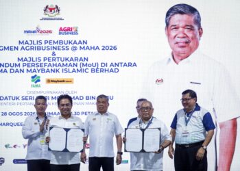 MOHAMAD Sabu semasa pertukaran Memorandum Persefahaman (MoU) antara Lembaga Pemasaran Pertanian Persekutuan (FAMA) dan Maybank Islamic Berhad.  Gambar; MUHAMAD IQBAL ROSLI/Pemberita; AINA (UTUSAN)