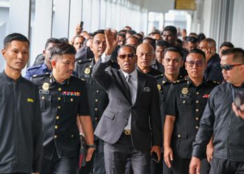 M. SARAVANAN ketika tiba di perkarangan Kompleks Mahkamah Kuala Lumpur diiringi beberapa pegawai Suruhanjaya Pencegahan Rasuah Malaysia (SPRM).