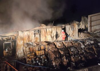 ANGGOTA bomba bertungkus-lumus memadam kebakaran yang berlaku di sebuah kilang fabrik di Jalan Bagan Ajam, Butterworth, Pulau Pinang.-IHSAN JBPM PULAU PINANG