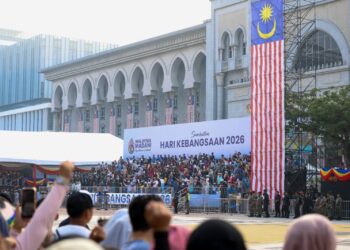 ORANG ramai hadir memeriahkan melihat perarakan pada sesi raptai penuh sempena Sambutan Hari Kebangsaan 2026 di Dataran Putrajaya. - UTUSAN/FAISOL MUSTAFA