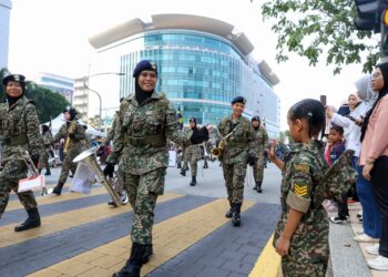 ANGGOTA tentera menyapa seorang kanak-kanak yang berpakaian askar pada sesi raptai penuh sempena Sambutan Hari Kebangsaan 2026 di Dataran Putrajaya. - UTUSAN/FAISOL MUSTAFA