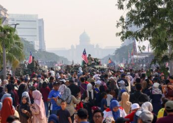 ORANG ramai hadir memeriahkan melihat perarakan pada sesi raptai penuh sempena Sambutan Hari Kebangsaan 2026 di Dataran Putrajaya. - UTUSAN/FAISOL MUSTAFA