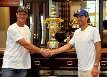 PEMAIN polo pasukan Temasik dari Singapura, Nachi Du Plessis (kiri) dan pemain pasukan Royal Johor, Pablo Pieres Royal Johor bergambar bersama trofi Kejohanan Johor Super Crown Polo pada sidang media Kejohanan Polo Super Crown Johor (JSCPT) 2026 di Johor Bahru.-UTUSAN/RAJA JAAFAR ALI