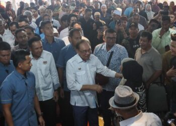 ANWAR Ibrahim beramah mesra dengan pengunjung semasa hadir ke Program Skim Usahawan Bangkit (Sub) Madani di Yayasan Aman di Bukit Mertajam.