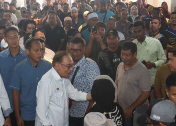 ANWAR Ibrahim (kanan) ketika hadir pada majlis Peluncuran Skim Usahawan Bangkit (SUB) Madani di Yayasan Aman, Penanti, Bukit Mertajam, Pulau Pinang.-UTUSAN/DANIAL SAAD