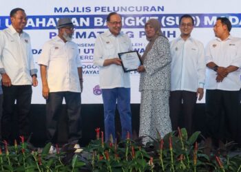ANWAR Ibrahim (tiga dari kanan) ketika hadir pada majlis Peluncuran Skim Usahawan Bangkit (SUB) Madani di Yayasan Aman, Penanti, Bukit Mertajam, Pulau Pinang.-UTUSAN/DANIAL SAAD