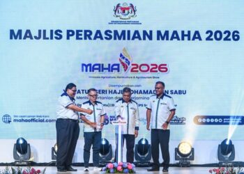 MOHAMAD Sabu ketika melancarkan gimik pada Majlis Perasmian Pameran Pertanian, Hortikultur dan Agropelancongan Malaysia (MAHA) 2026 di MAEPS Serdang di sini, hari ini. - UTUSAN/SYAKIR RADIN