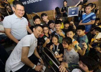 Lee Chong Wei sempat bergambar bersama para peserta yang menyertai Piala Lee Chong Wei yang bermula hari ini di Stadium Juara Bukit Kiara, Kuala Lumpur. - Ihsan Facebook Piala Lee Chong Wei