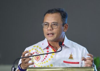 AMIRUDIN Shari ketika menyampaikan ucapan di Program Madani Kita bersama Komuniti Ampang Jaya, di sini, hari ini.