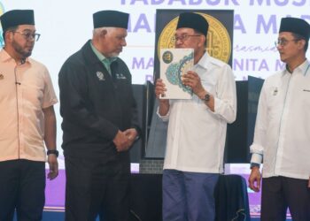 ANWAR Ibrahim (dua dari kanan) mencium senaskhah al-Quran pada Majlis Pelancaran Tadabur Mushaf Malaysia Madani dan Perasmian Ma’idah Wanita Madani di Masjid Al Muhajirin Seberang Jaya, Pulau Pinang hari ini.-UTUSAN/DANIAL SAAD