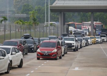 KENDERAAN bernombor pendaftaran tempatan beratur menunggu giliran ke kaunter pemeriksaan sebelum memasuki Thailand melalui Kompleks ICQS Bukit Kayu Hitam, hari ini. - UTUSAN/ SHAHIR NOORDIN