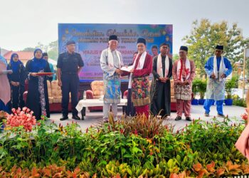 MAHDZIR Khalid pada Program Perarakan Maulidur Rasul Peringkat Padang Terap di Dataran Putra Kuala Nerang di Padang Terap.