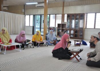 SEORANG peserta wanita diajar membaca surah al-Fatihah di hadapan guru mengaji al-Quran di Surau 
Al-Hikmah, Kota Bharu, Kelantan semalam.