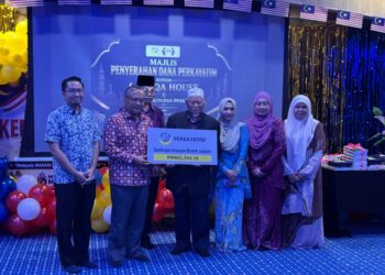 DAUD Che Ngah menyerahkan baki dana Perkayatim kepada Nazri Chik (dua dari kiri) di ibu pejabat Andalusia Travel & Tours, Kuala Lumpur semalam.