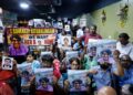AHLI keluarga 50 rakyat Malaysia yang masih hilang susulan kejadian banjir besar di sempadan Nepal-Tibet.-UTUSAN/SHIDDIEQIIN ZON