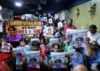 AHLI keluarga 50 rakyat Malaysia yang masih hilang susulan kejadian banjir besar di sempadan Nepal-Tibet.-UTUSAN/SHIDDIEQIIN ZON