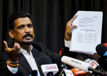 Manivannan Rethinam yang mewakili keluarga kepada 49 rakyat Malaysia yang masih hilang susulan kejadian banjir besar di sempadan Nepal-Tibet dalam sidang akhbar di Batu Caves.-UTUSAN/SHIDDIEQIIN ZON