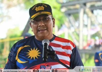 MUHAMMAD Sanusi Md Nor memakai baju bercorak Jalur Gemilang yang terdapat kesilapan cetakan bintang pada program Perarakan Bot Merdeka Kibar Jalur Gemilang di Alor Setar, semalam.