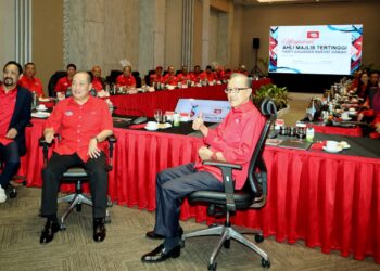 HAJIJI Noor bersama kepimpinan parti pada Mesyuarat Ahli Majlis Tertinggi (AMT) Gagasan Rakyat di Pusat Konvensyen Antarabangsa Sabah (SICC).