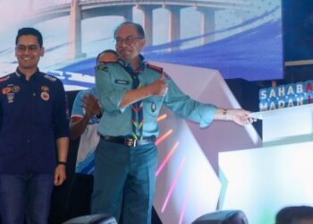 ANWAR Ibrahim (kanan) melakukan gimik peluncuran Sahabat Madani pada program Kemuncak Ambang Merdeka Sahabat Madani di UiTM Permatang Pauh, Pulau Pinang hari ini.-UTUSAN/DANIAL SAAD