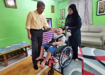MOHAMAD Hasan melawat Adam Harith dalam program Ziarah Kasih Tok Mat di Taman Kelab Tuanku dan Taman Seri Mambau, hari ini. - UTUSAN/MOHD SHAHJEHAN MAAMIN.