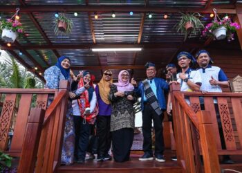 MOHAMAD Sabu bersama Abdul Salim Tajudin ketika bergambar selepas merasmikan Kampung Nelayan Meranti sempena Pameran Pertanian, Hortikultur dan Agropelancongan Malaysia (MAHA) 2026 di MAEPS Serdang di sini, hari ini. - UTUSAN/SYAKIR RADIN