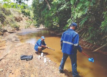 Anggota Jabatan Mineral dan Geosains (JMG) Perak melaksanakan operasi penguatkuasaan dan ujian persampelan terhadap sebatang sungai di Hulu Perak bagi mengesan sebarang kemungkinan pencemaran.