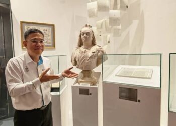 WONG Hon Wai menunjukkan antara tarikan yang terdapat di Muzium Negeri Pulau Pinang ketika ini.-GAMBAR/WONG HON WAI