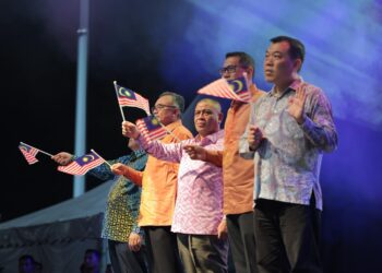 SAARANI (tengah) mengibarkan Jalur Gemilang sempena Sambutan Ambang Kemerdekaan Peringkat Negeri Perak 2026 di Bulatan Sultan Azlan Shah di Bandar Meru Raya malam tadi.