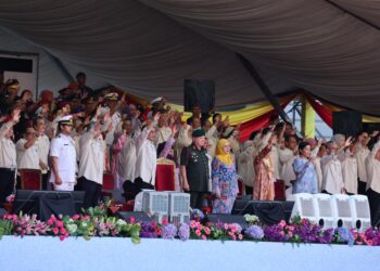 SULTAN Ibrahim dab Raja Permaisuri berkenan berangkat ke sambutan Hari Kebangsaan 2026 di Dataran Putrajaya. - UTUSAN/AMIR KHALID